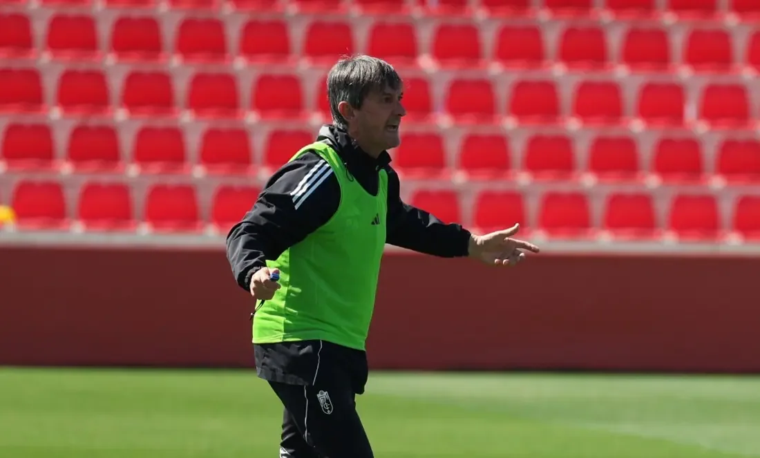 El técnico del Granada defiende a sus jugadores y destaca la importancia del próximo partido en casa.