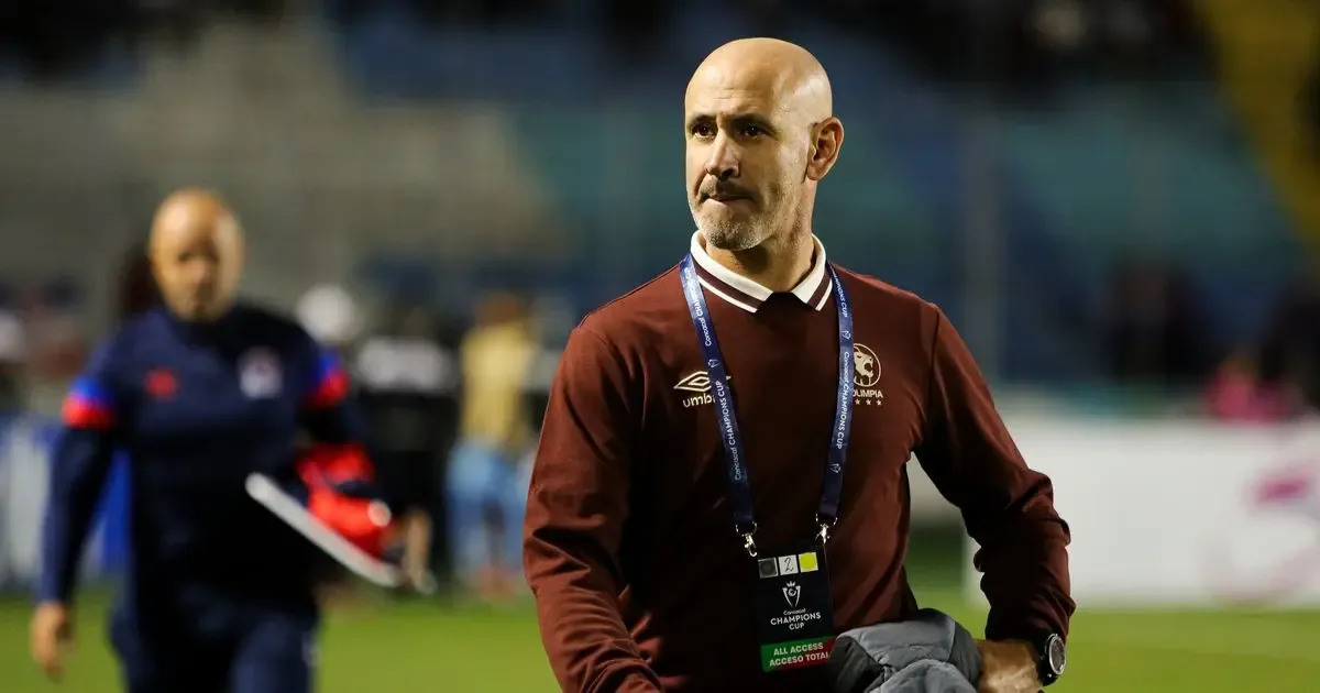 "El técnico Eduardo Espinel critica la estrategia de América en el partido."