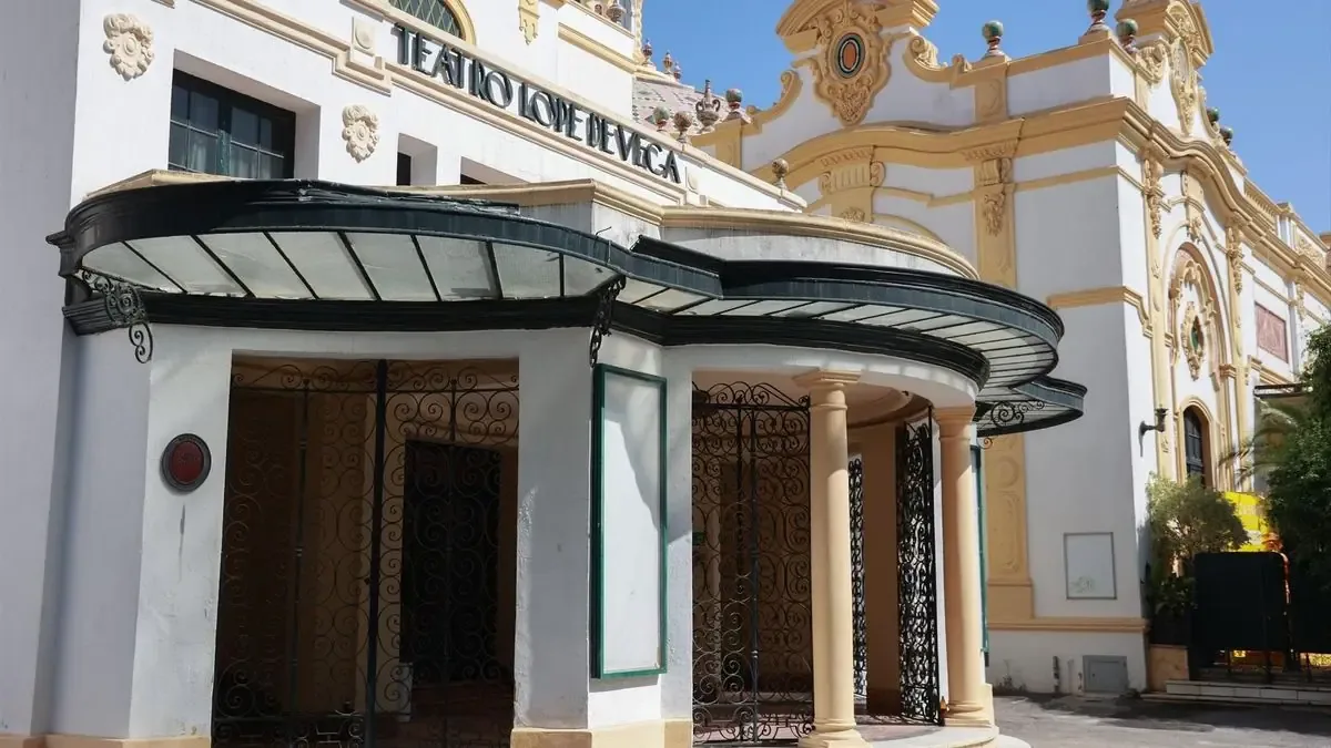 Con una inversión de 9.5 millones, se moderniza el teatro sevillano, ofreciendo espectáculos de renombre.
