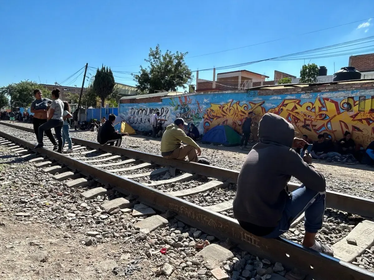 El temor a redadas de ICE afecta las decisiones de retorno de los migrantes mexicanos.