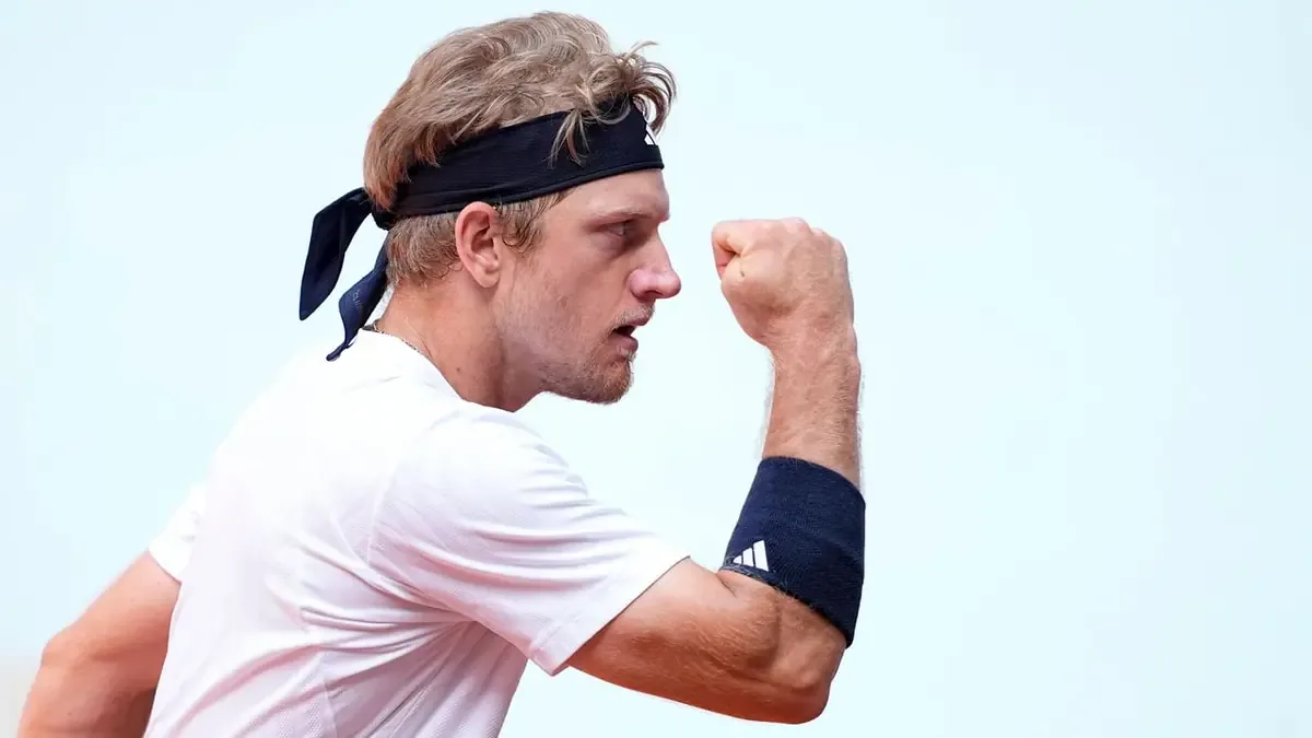 El tenista español Alejandro Davidovich se alza con la victoria y se prepara para enfrentar a Casper Ruud en la siguiente ronda.
