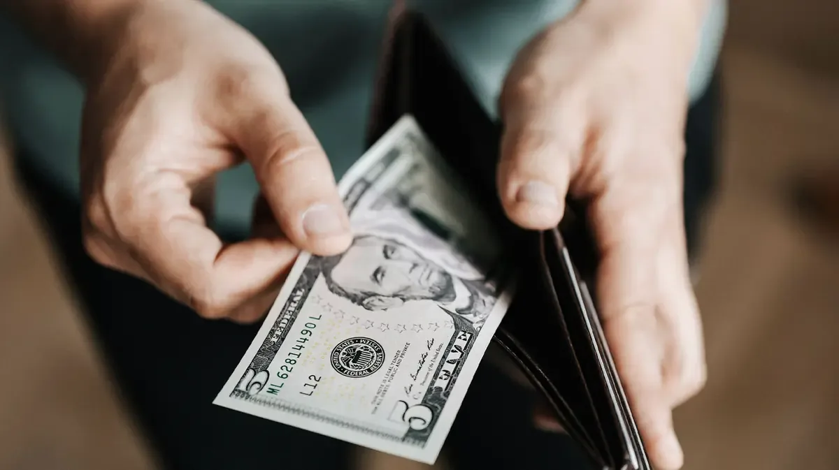 El tipo de cambio del dólar presenta ligeras variaciones en bancos y casas de cambio en el país.