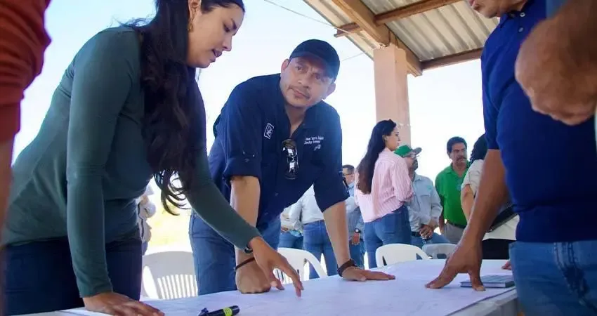 El titular de OOMSAPAS, Abimael Ibarra Abundez, en reunión con vecinos.