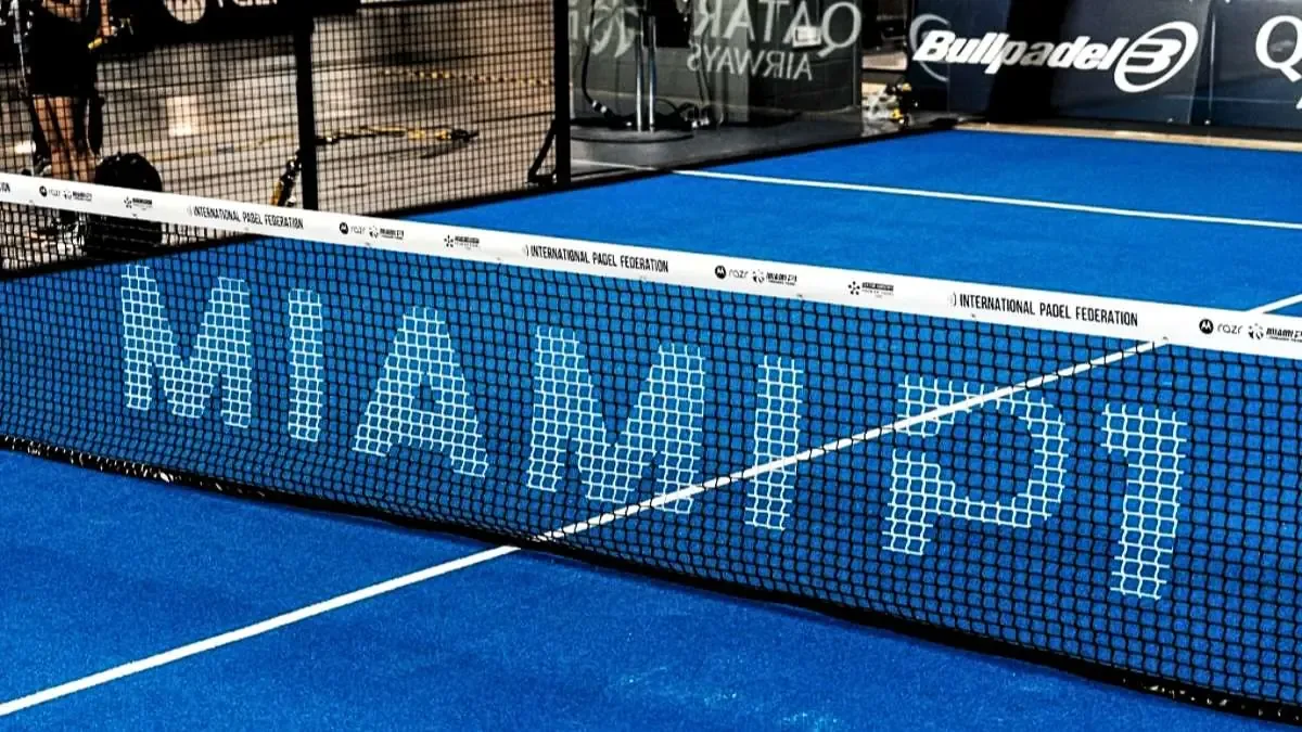 El torneo se juega en condiciones indoor, favoreciendo un estilo más estratégico y menos influenciado por el clima.