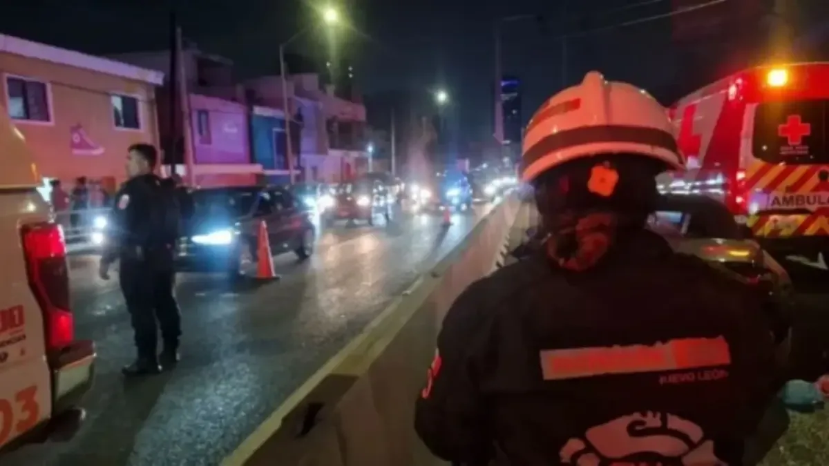 El trágico accidente ocurrió mientras la víctima intentaba cruzar la vía en San Pedro Garza García.