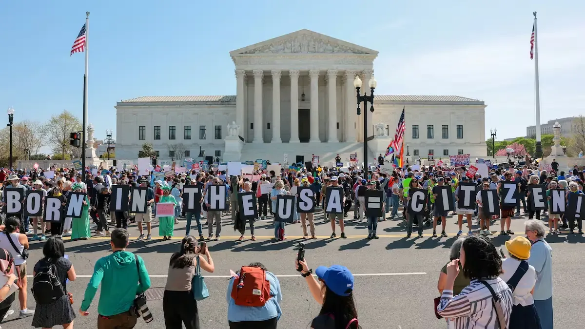 La decisión frena un viejo plan de Trump para modificar derechos migratorios.