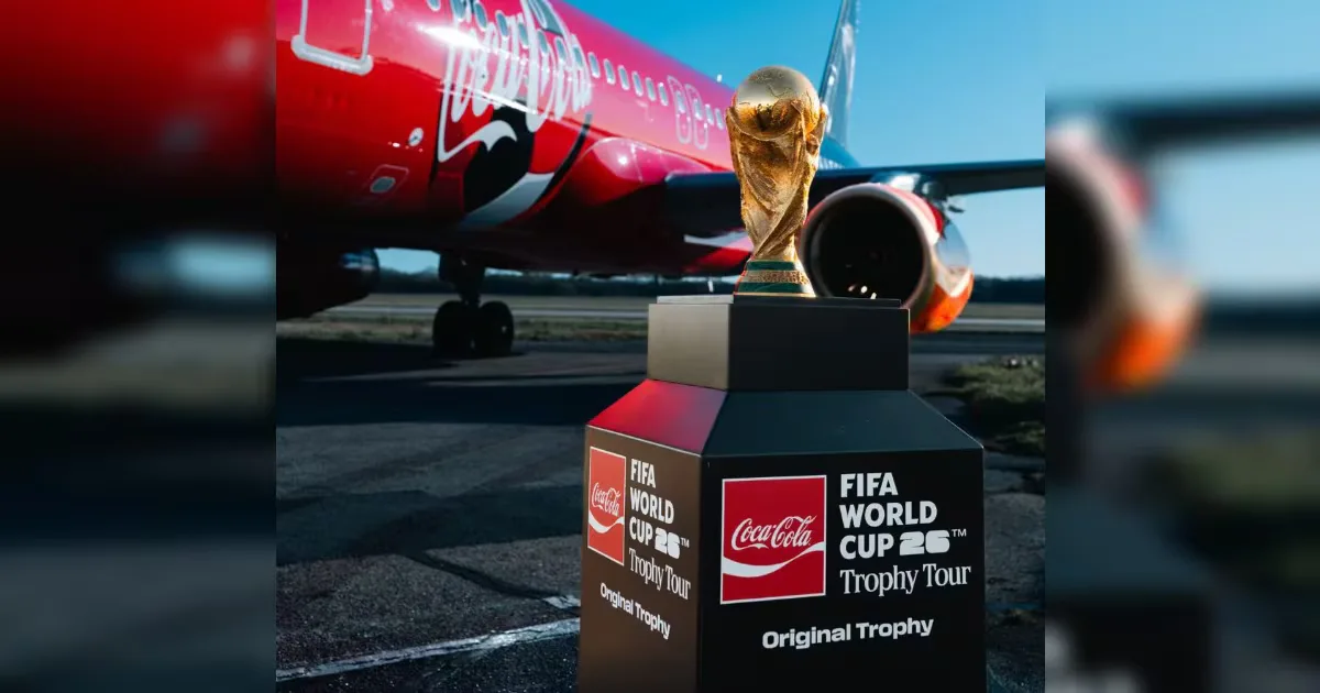 El Trofeo de la Copa Mundial de la FIFA en su parada en Monterrey.