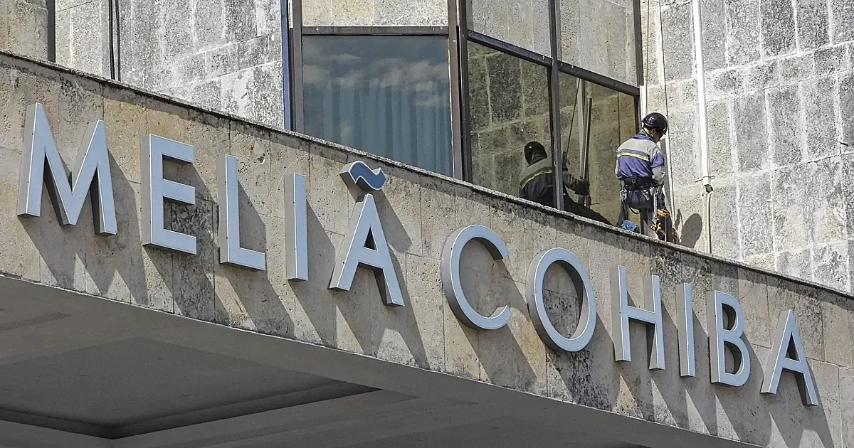 La retirada de grandes cadenas hoteleras profundiza la crisis económica y social en Cuba, sumiendo al país en una severa oscuridad.