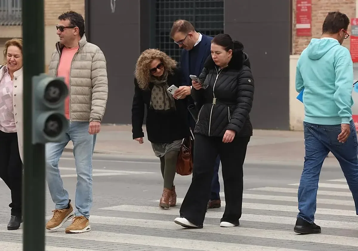 El uso del móvil al caminar genera distracciones y aumenta accidentes viales.
