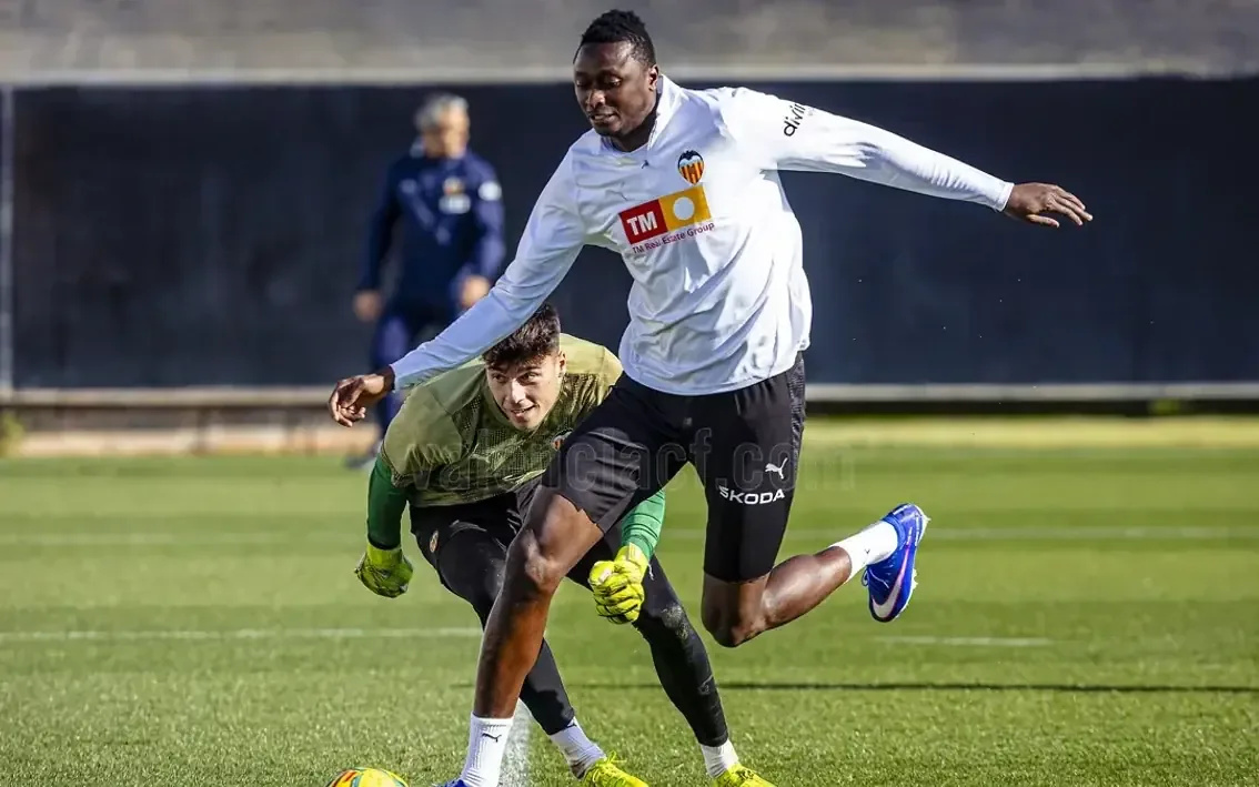 El Valencia CF se prepara para su crucial partido enfrentando al Real Madrid, con la duda de Foulquier por molestias físicas.