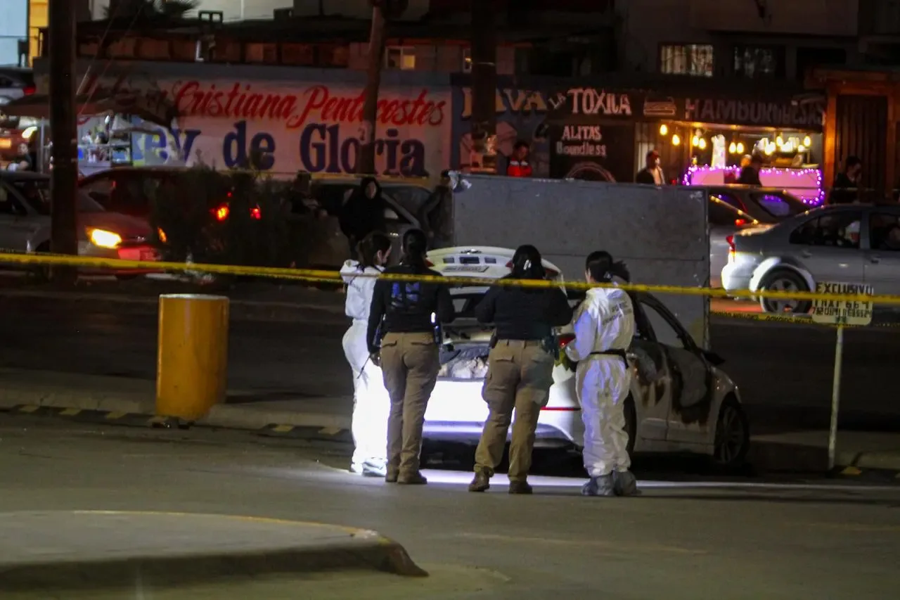 El vehículo incendiado donde fueron hallados los tres cadáveres en Tijuana.