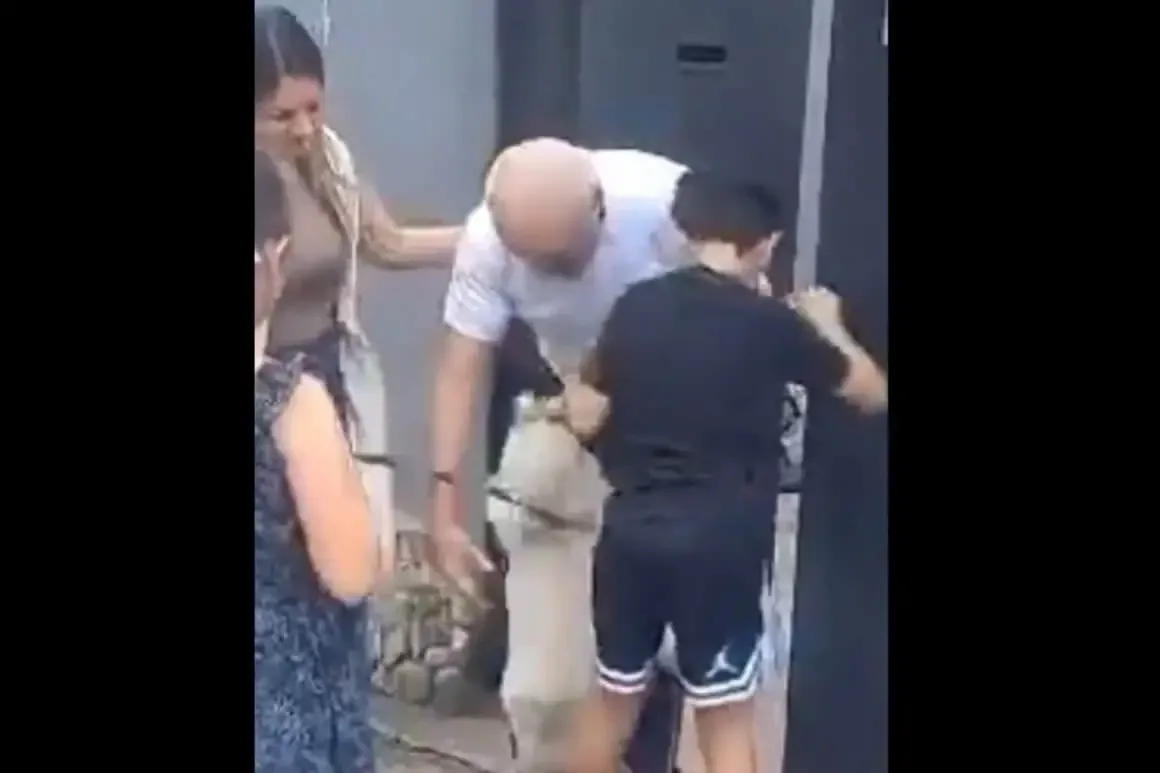 El veterinario Luis Balo Farías abrazando a su perro tras su liberación.