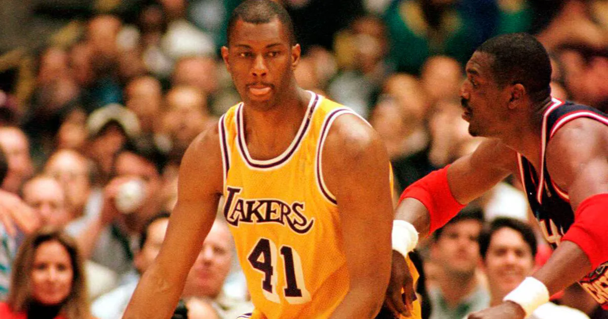 Elden Campbell, exjugador de la NBA, durante su etapa en Los Ángeles Lakers.