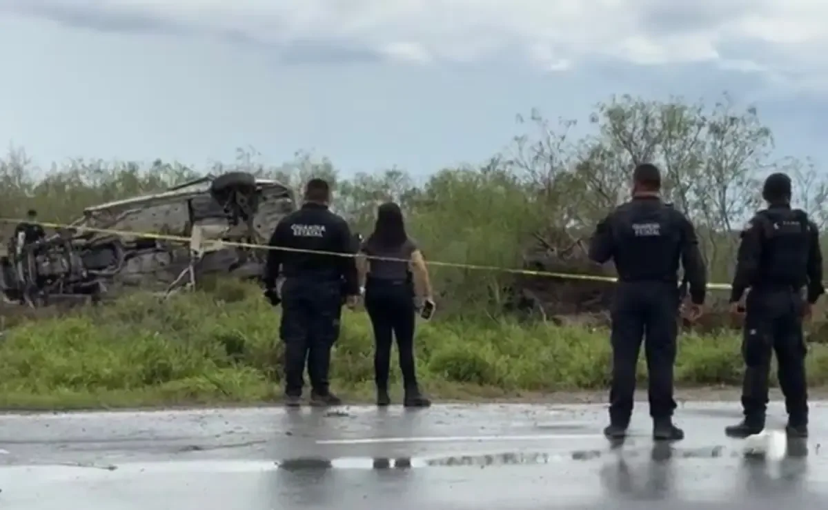 La volcadura ocurrió en medio de intensas lluvias en la región, lamentando el fallecimiento del oficial.