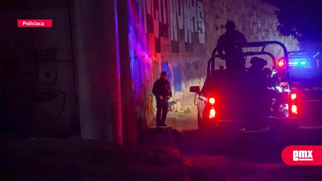 Elementos de la Policía Municipal resguardan el sitio del ataque en Playas de Tijuana.