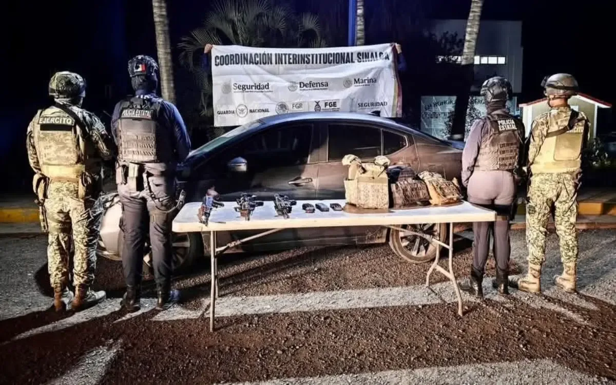 Elementos de seguridad muestran el armamento asegurado en Culiacán.