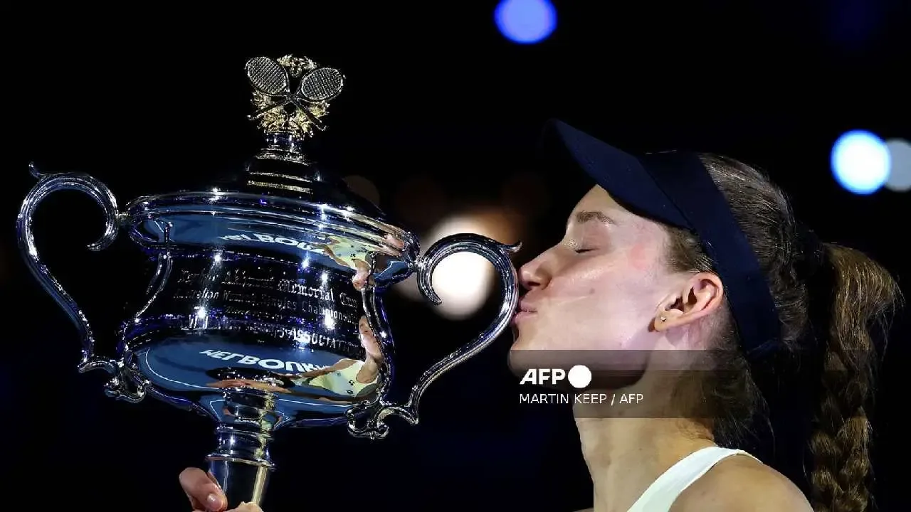 Elena Rybakina celebra su victoria en el Abierto de Australia 2023.