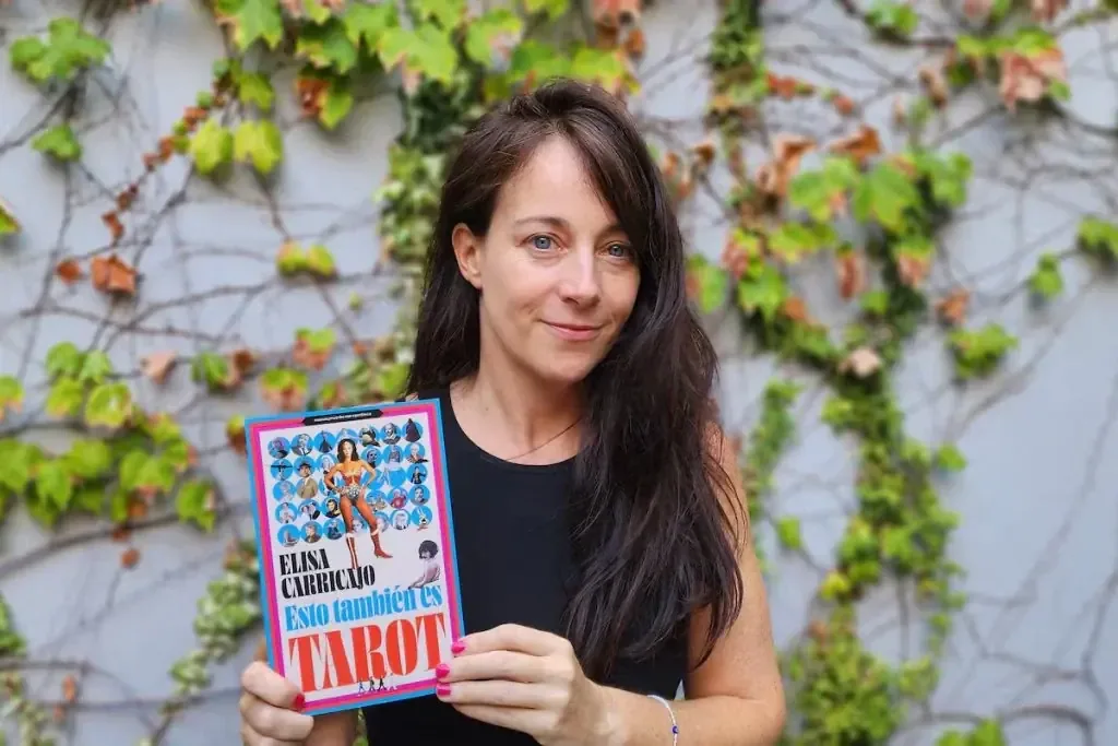 La actriz presenta su libro "Esto también es Tarot", donde plantea el tarot como herramienta para el entendimiento y la cultura popular.