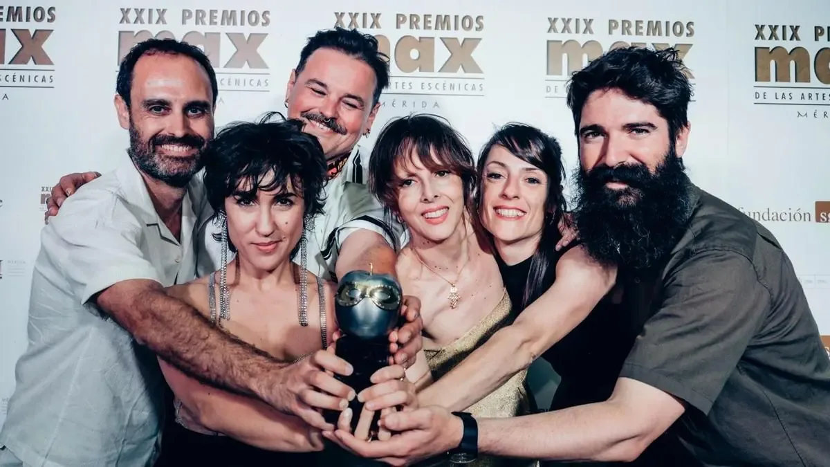 La actriz y dramaturga se destaca en la gala de los XXIX Premios Max, reforzando su papel en el teatro contemporáneo.