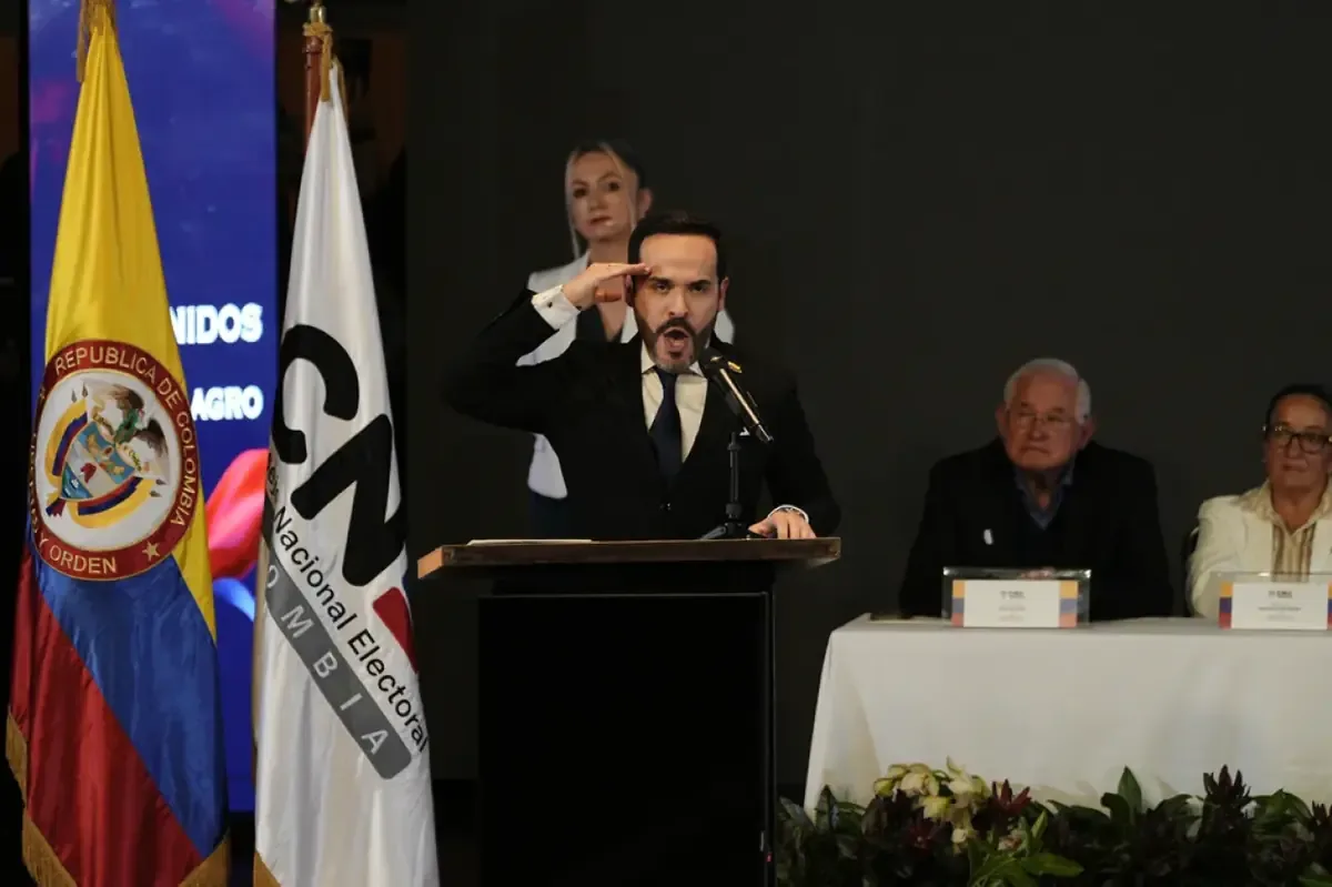 La guerrilla advierte de un cambio político tenso tras la llegada de Abelardo de la Espriella a la presidencia.