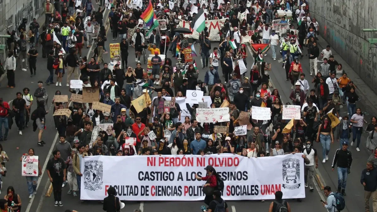 La embajada recomienda a ciudadanos estadounidenses evitar áreas de protestas en la capital mexicana.