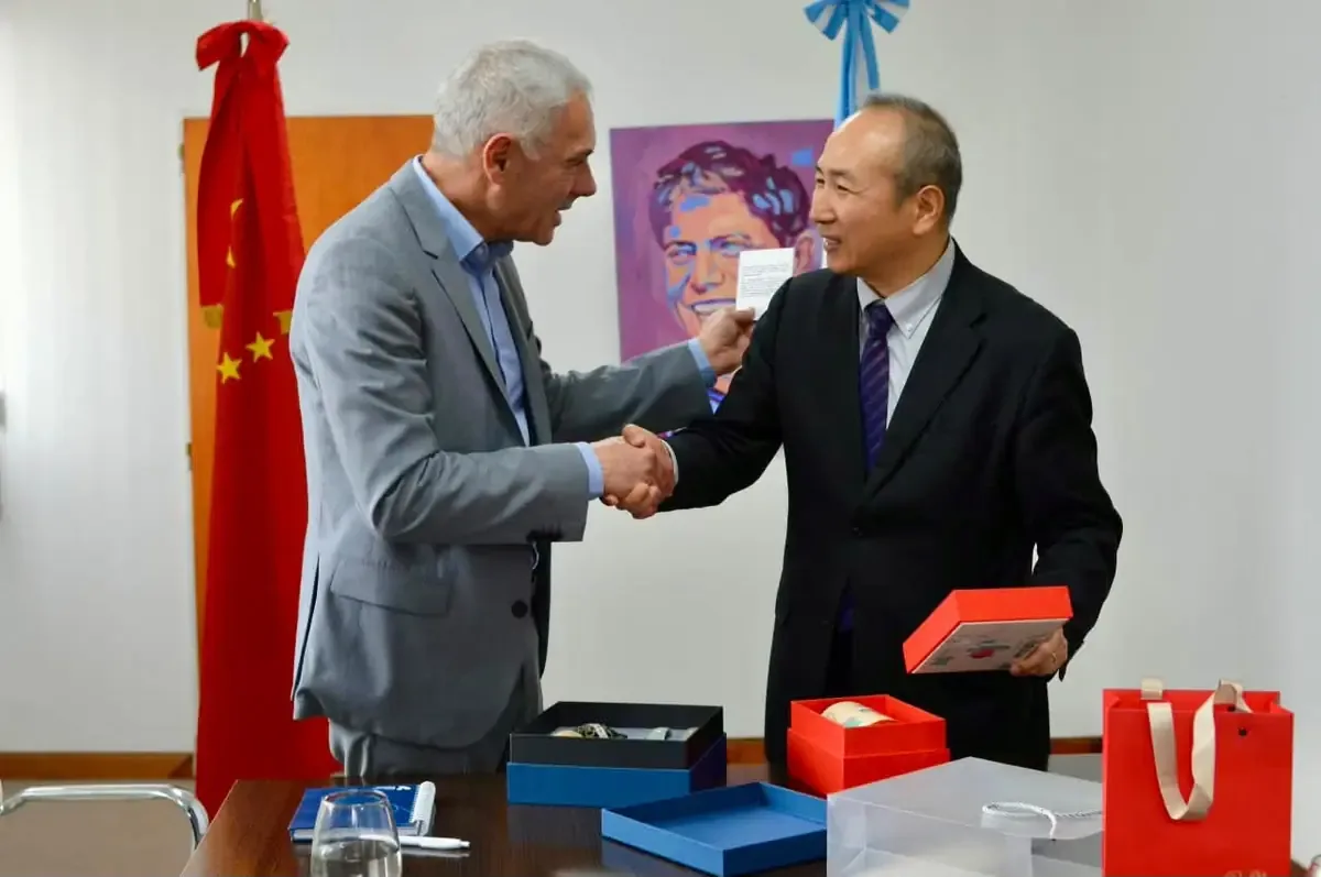 La reunión entre Cagliardi y el embajador busca profundizar la cooperación entre Berisso y China.