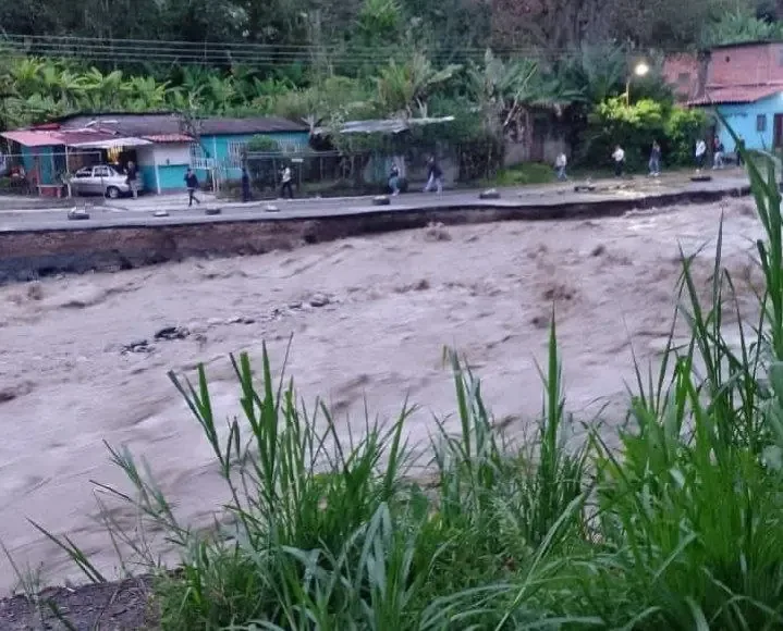 La situación se agrava en cinco municipios tras intensas precipitaciones.