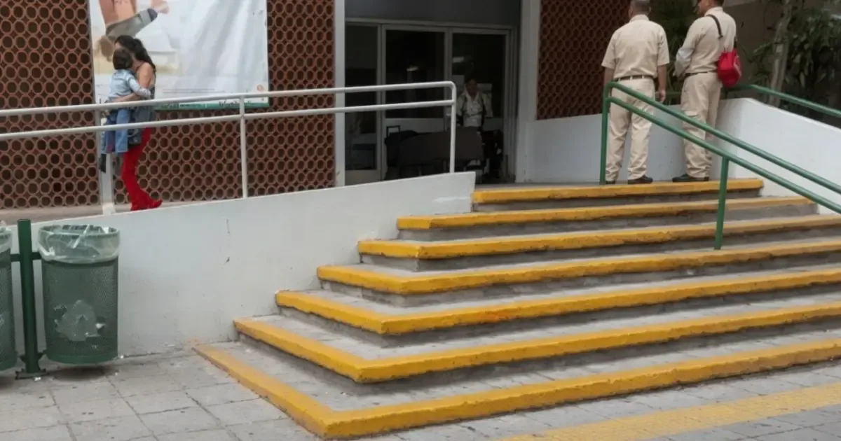 Un paciente falleció en la clínica, lo que llevó a la evacuación de áreas por riesgo químico.
