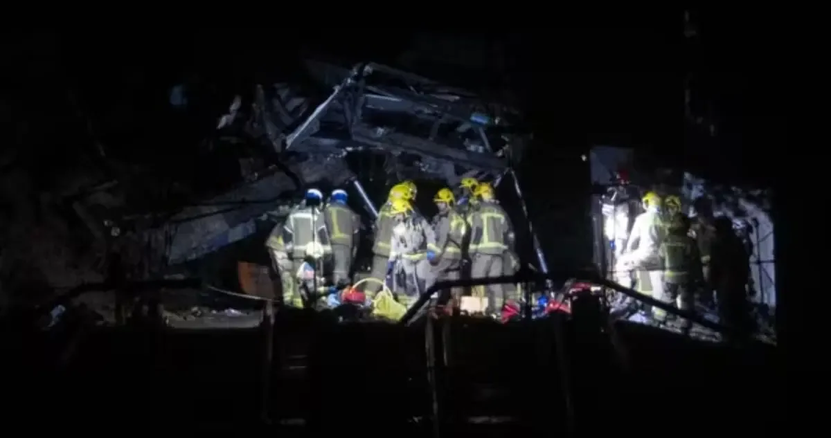Emergencias trabajan en el descarrilamiento de un tren en Gelida, Barcelona.
