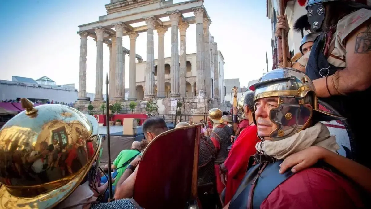 La capital extremeña revive su historia con mercados y recreaciones en un evento cultural único.