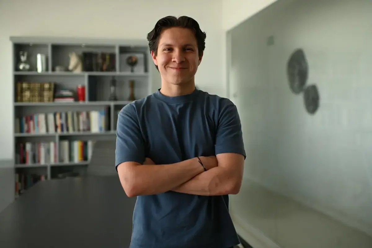 Un joven de Ciudad Juárez destaca en Suiza como mejor delegado, representando a China en el Modelo WTO.