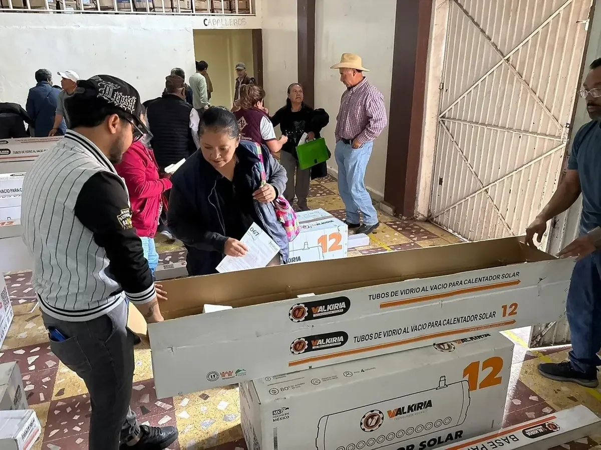 La entrega de 52 calentadores solares busca mejorar la economía familiar y reducir el impacto ambiental.