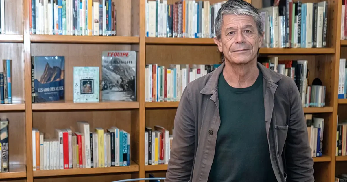 En su nueva novela, Carrère aborda el duelo y la historia europea desde una perspectiva familiar que combina pasado y presente.