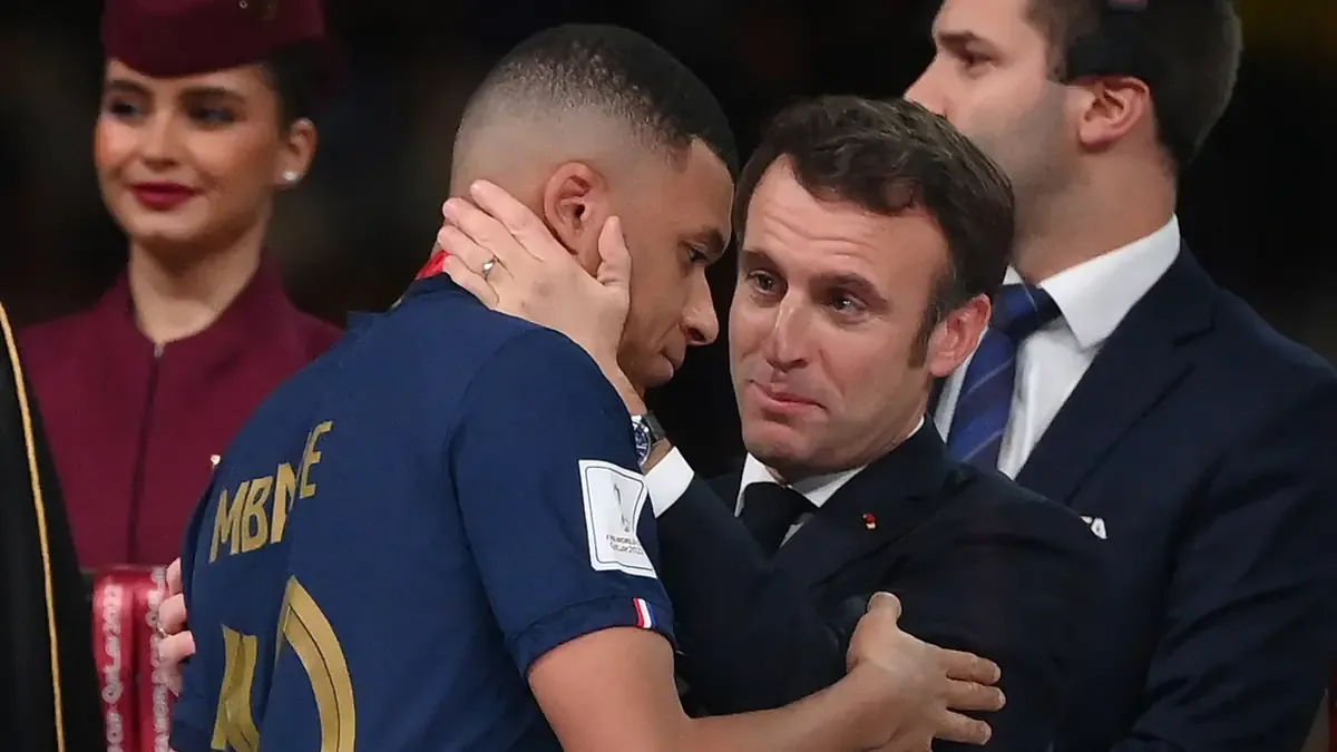 El presidente francés apoya al futbolista después de ataques de una senadora paraguaya.