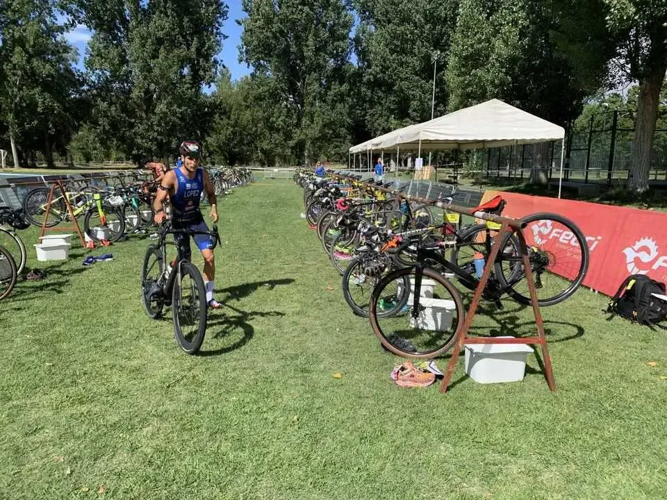 El evento en La Arboleda ofrece 25 plazas para el Campeonato de España con triatletas destacados.