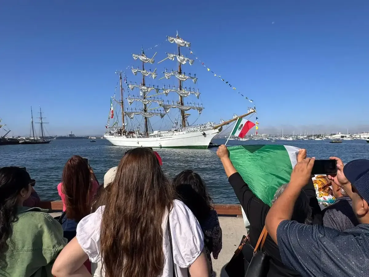 La comunidad mexicana en San Diego se reúne para despedir al icónico buque de la Secretaría de Marina.