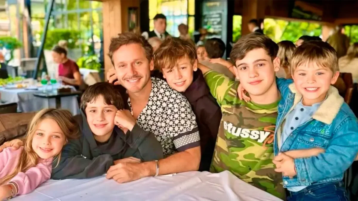 El actor celebra dos décadas de paternidad con un conmovedor mensaje en redes sociales.