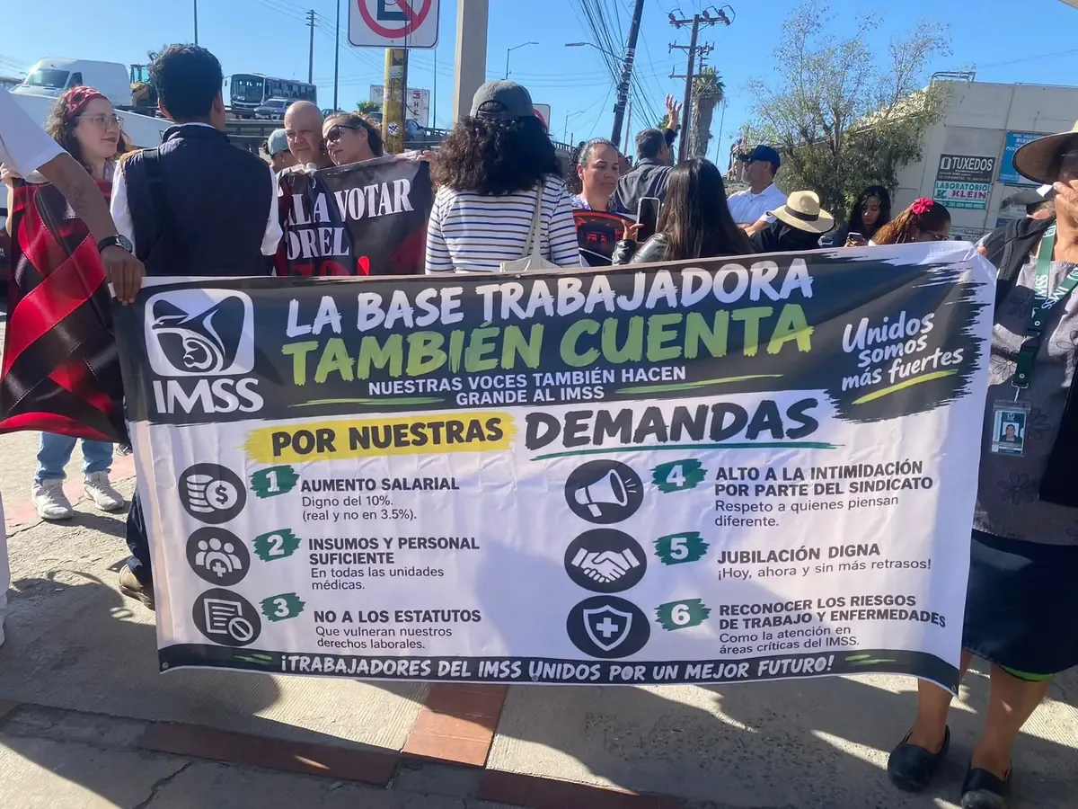 Trabajadores del IMSS piden mejora en salarios y abasto de insumos médicos en Tijuana.