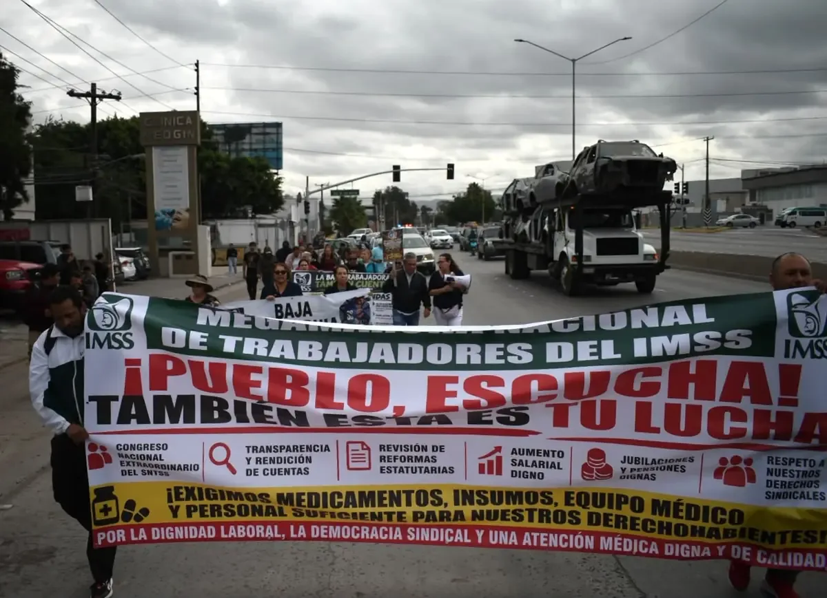 Empleados activos y jubilados se movilizan contra represalias por protestas recientes.