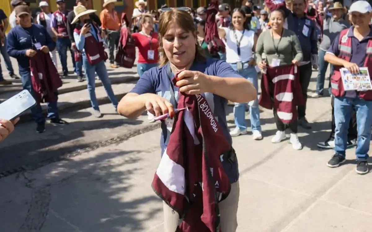 Empleados turísticos quemaron chalecos obligatorios después de la detención del alcalde por vínculos con el crimen organizado.