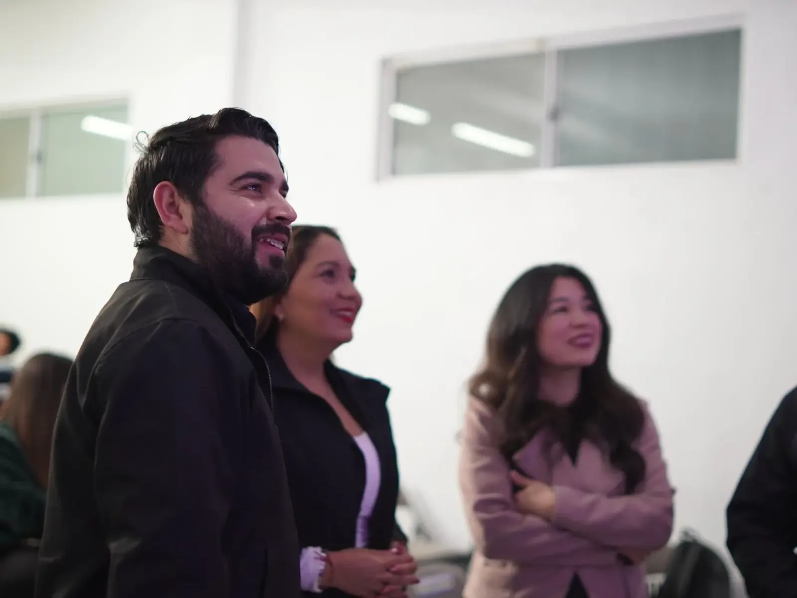 Emprendedores locales celebran la graduación en el programa Rosarito Impulsa.