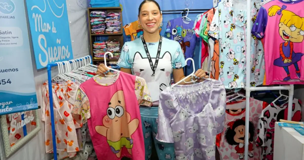 Una joven emprendedora presenta su tienda virtual en la Feria Empresarial de Manizales.