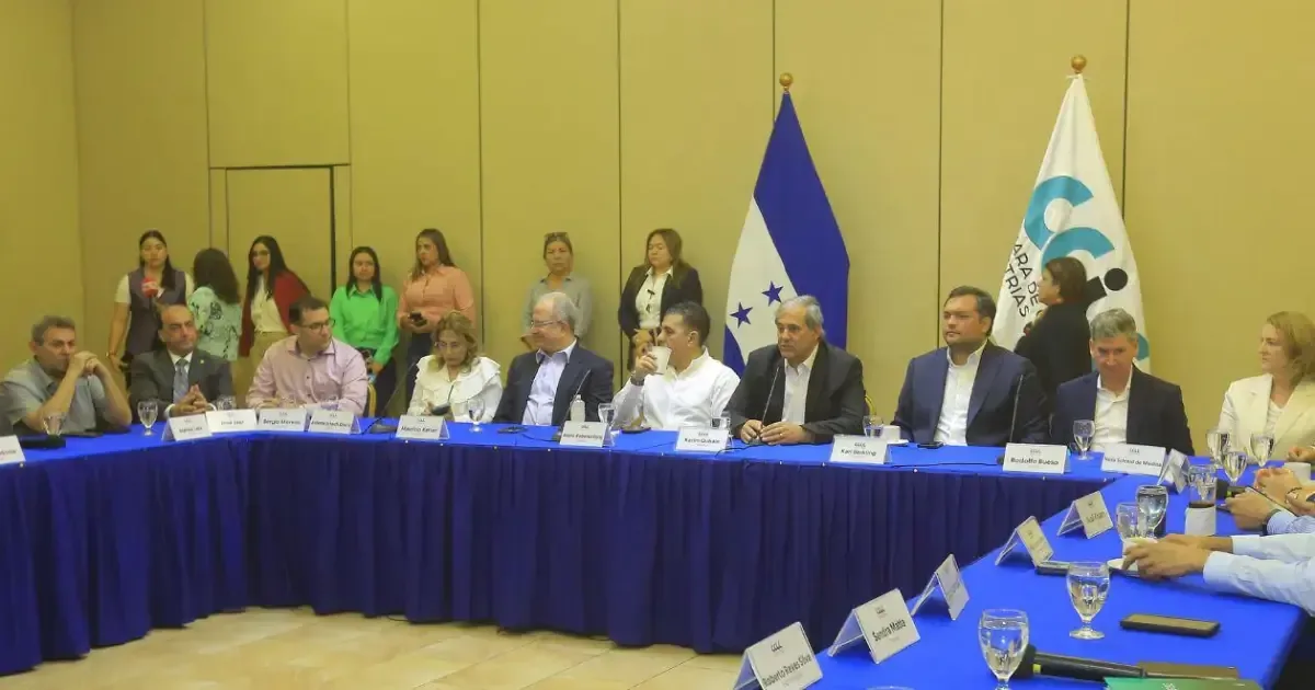 Empresarios de la región se reúnen con legisladores para discutir proyectos vitales.