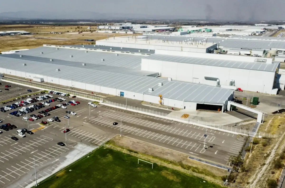 Empresas asiáticas pujan por la planta de Nissan en medio de tensiones comerciales.