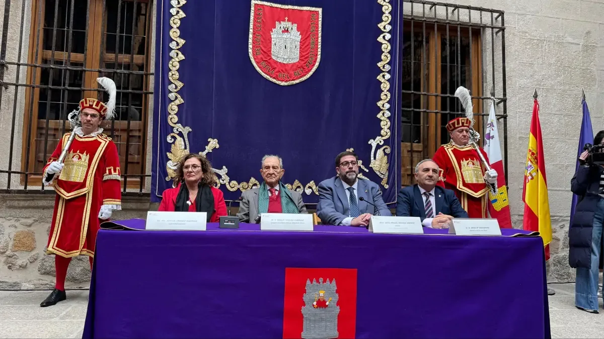 En su centenario, el reconocido intelectual honra a su ciudad natal con un reconocimiento especial.