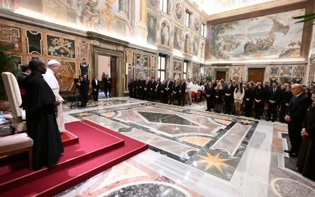 En una reciente audiencia, el Papa subraya la importancia del servicio y la espiritualidad en la labor diaria del personal del Vaticano.