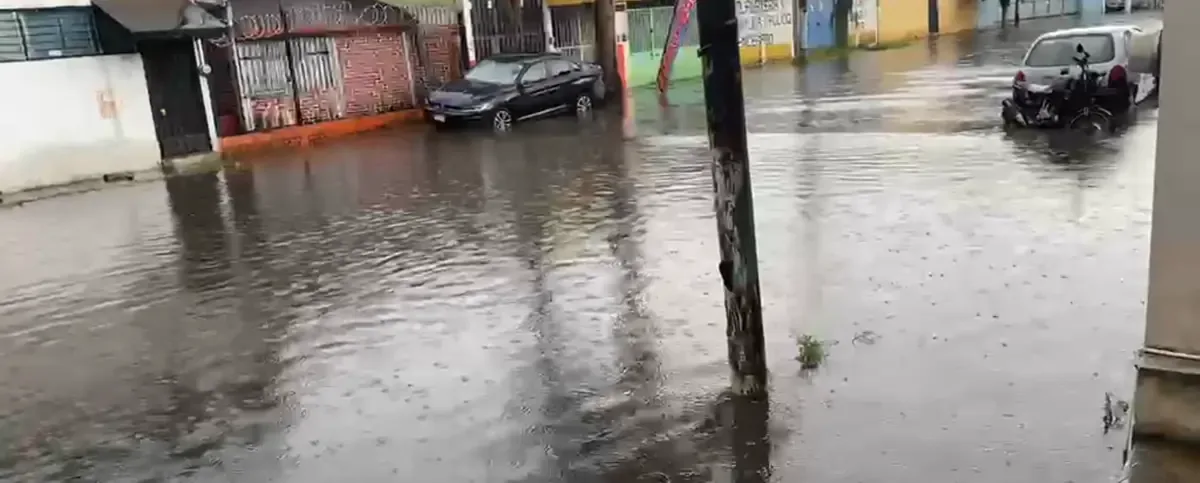Las intensas lluvias generan encharcamientos que afectan varias colonias en Morelia, limitando el tránsito.