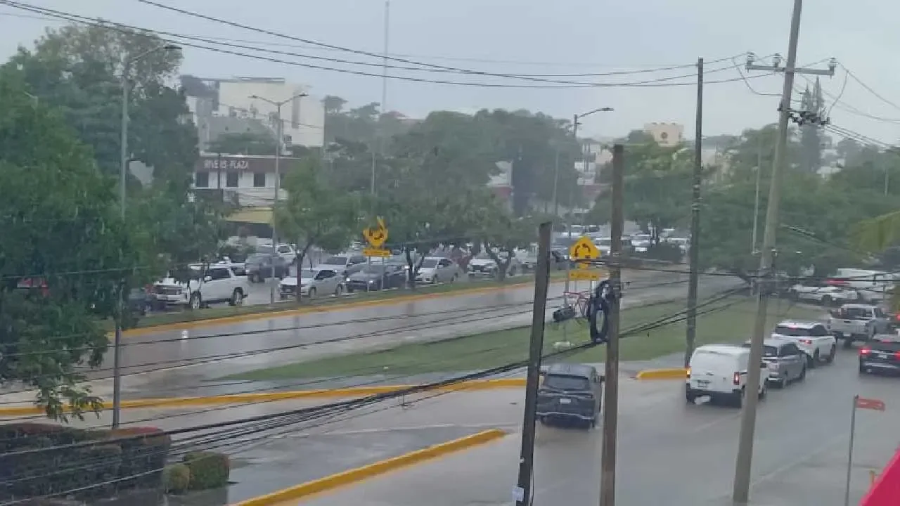 Encharcamientos y congestión vial en Cancún por fuertes lluvias.