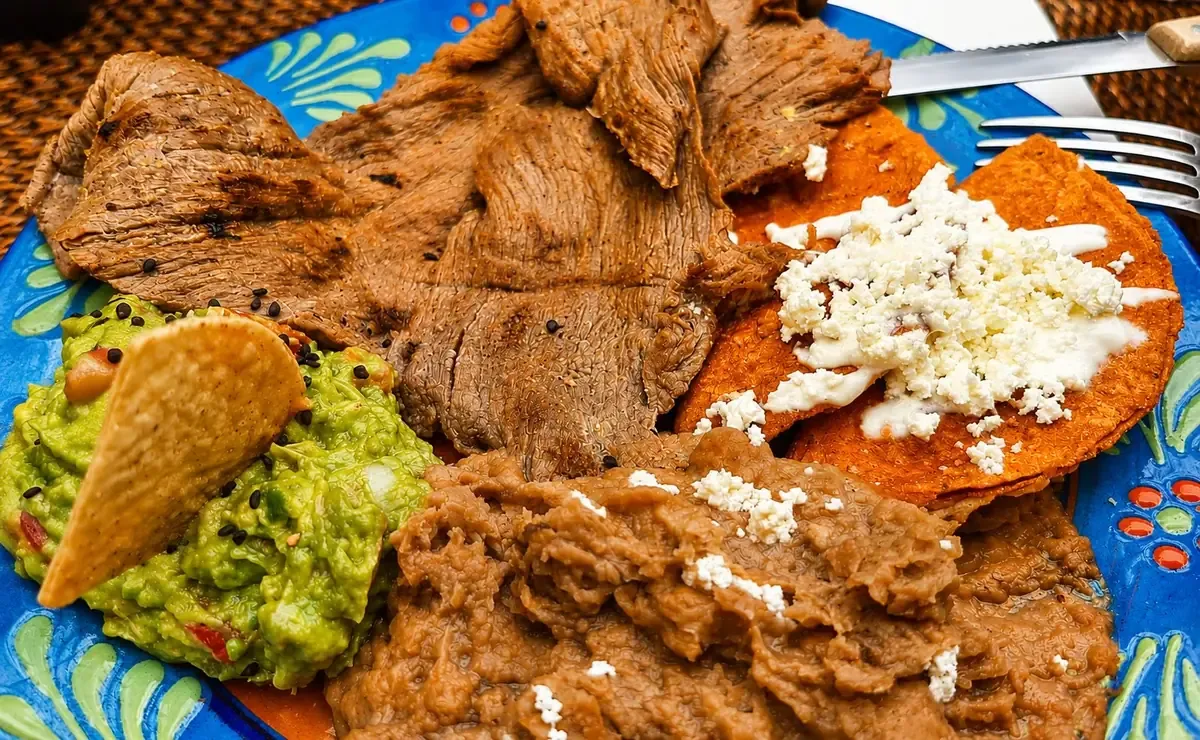 Este icónico platillo potosino combina historia y sabor, convirtiéndose en un símbolo de la gastronomía local.