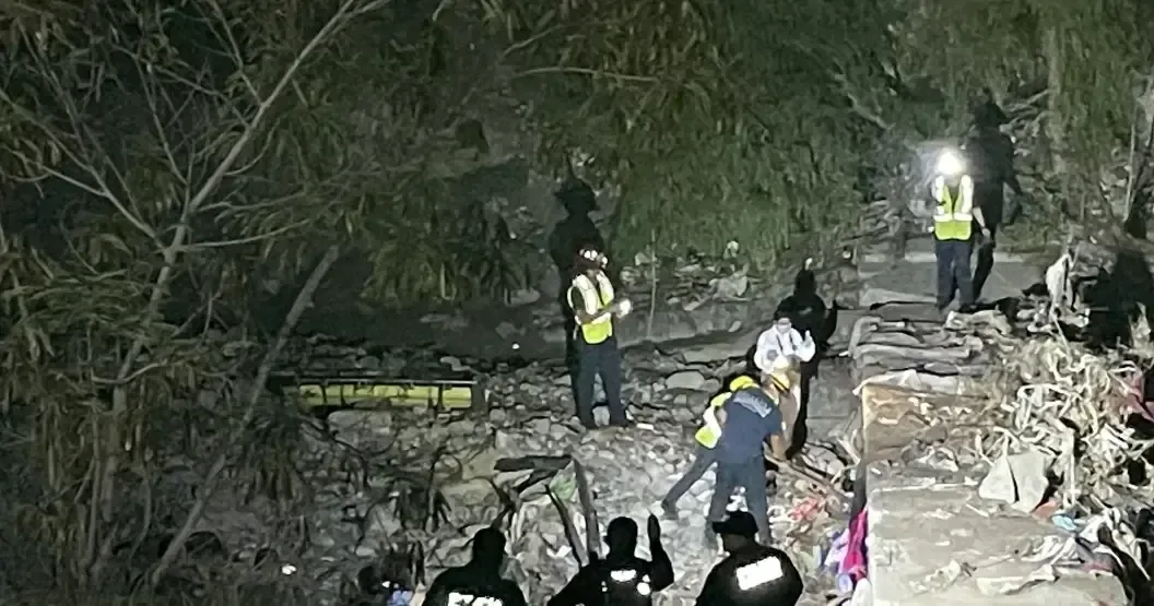 El cuerpo fue hallado en un arroyo que conecta colonias, complicando su recuperación debido al terreno.